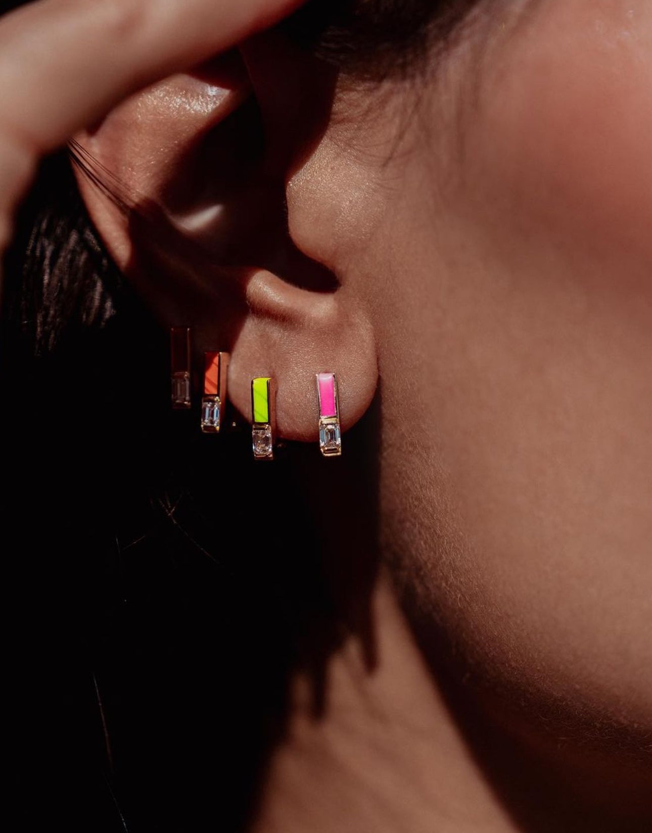 Square fluo pink earring with diamond