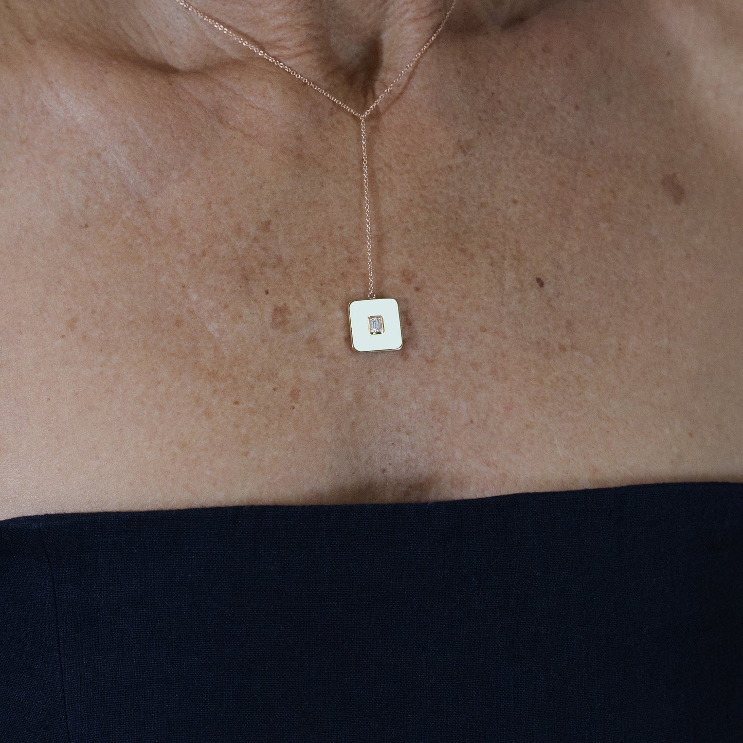 WHITE NECKLACE - FLAT