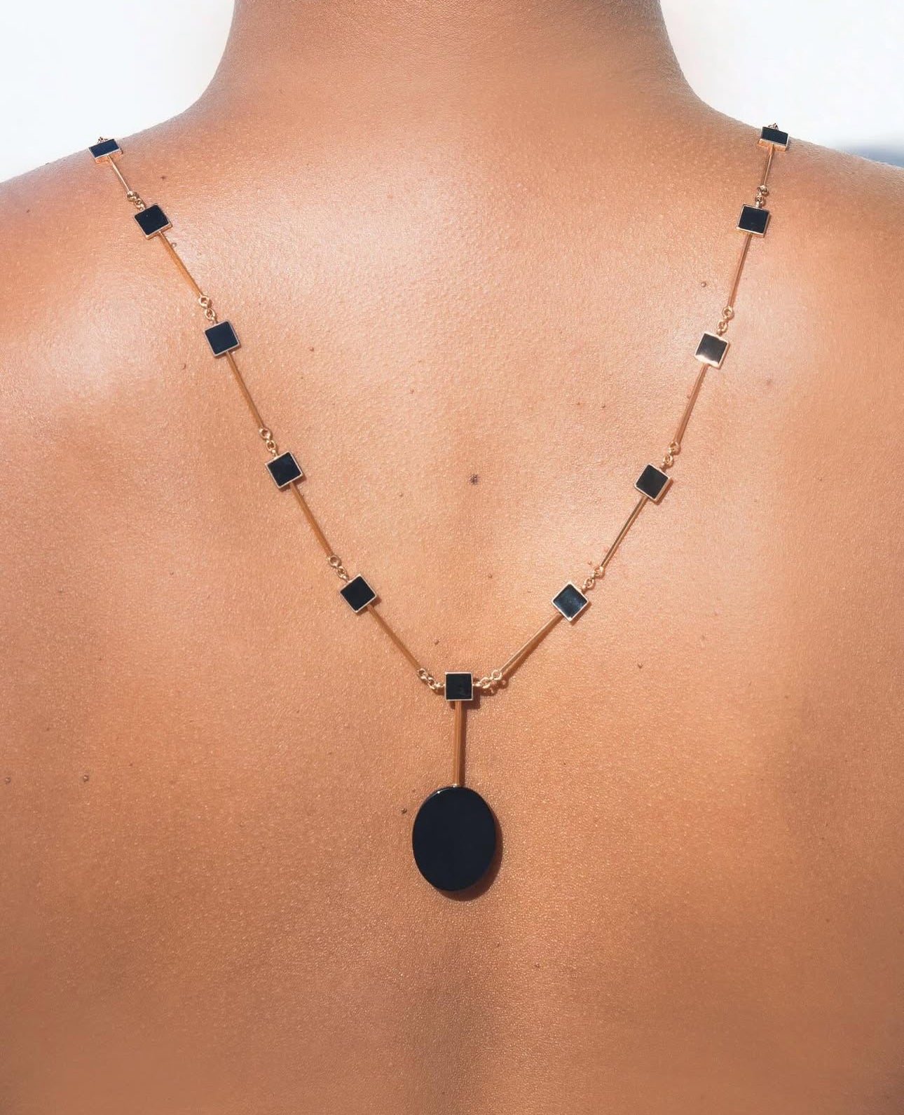 Collana in oro rosa e pietre nere