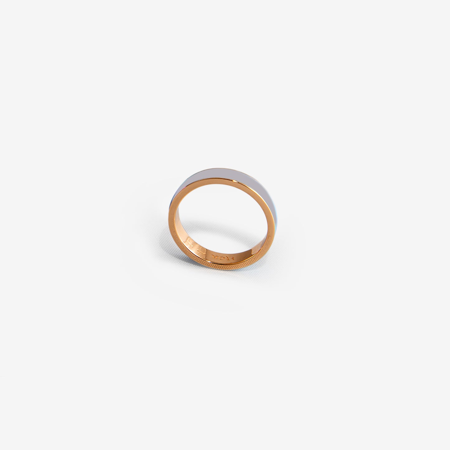 Band ring in gold and cool gray enamel