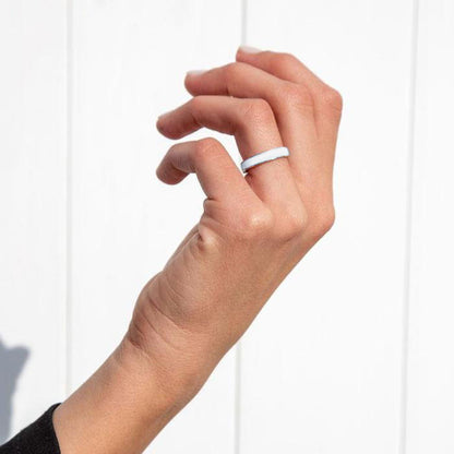 Rose gold band ring in white enamel 