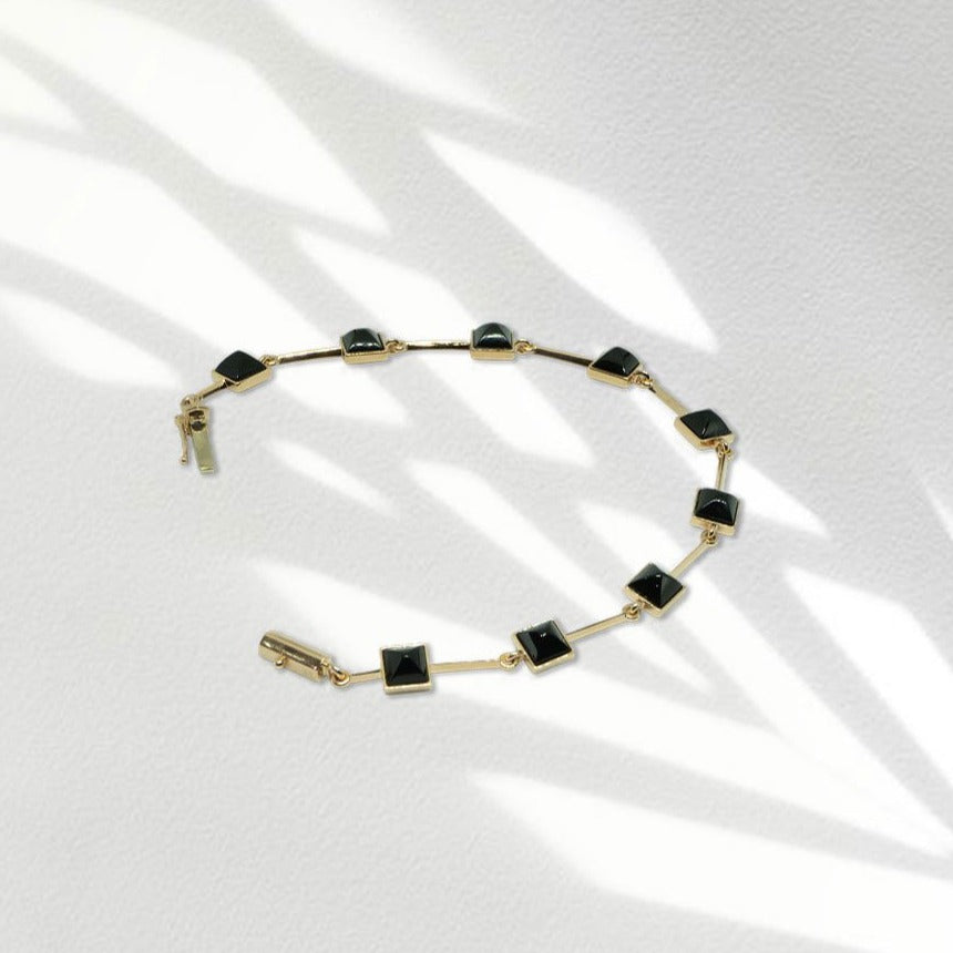 Gold bracelet with natural onyx