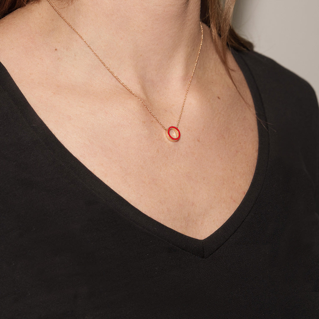 RED NECKLACE - INSIDE THE COLOR