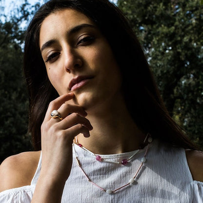 Collana con Agate Bianche e Tormaline, montata su oro rosa con smalto rosa e bianco