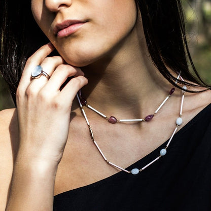 Collana con Agate Bianche e Tormaline, montata su oro rosa con smalto rosa e bianco