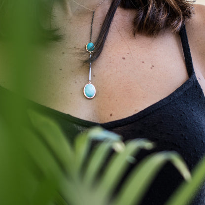 Collana in oro rosa e oro nero brunito con due pietre Turchese naturale
